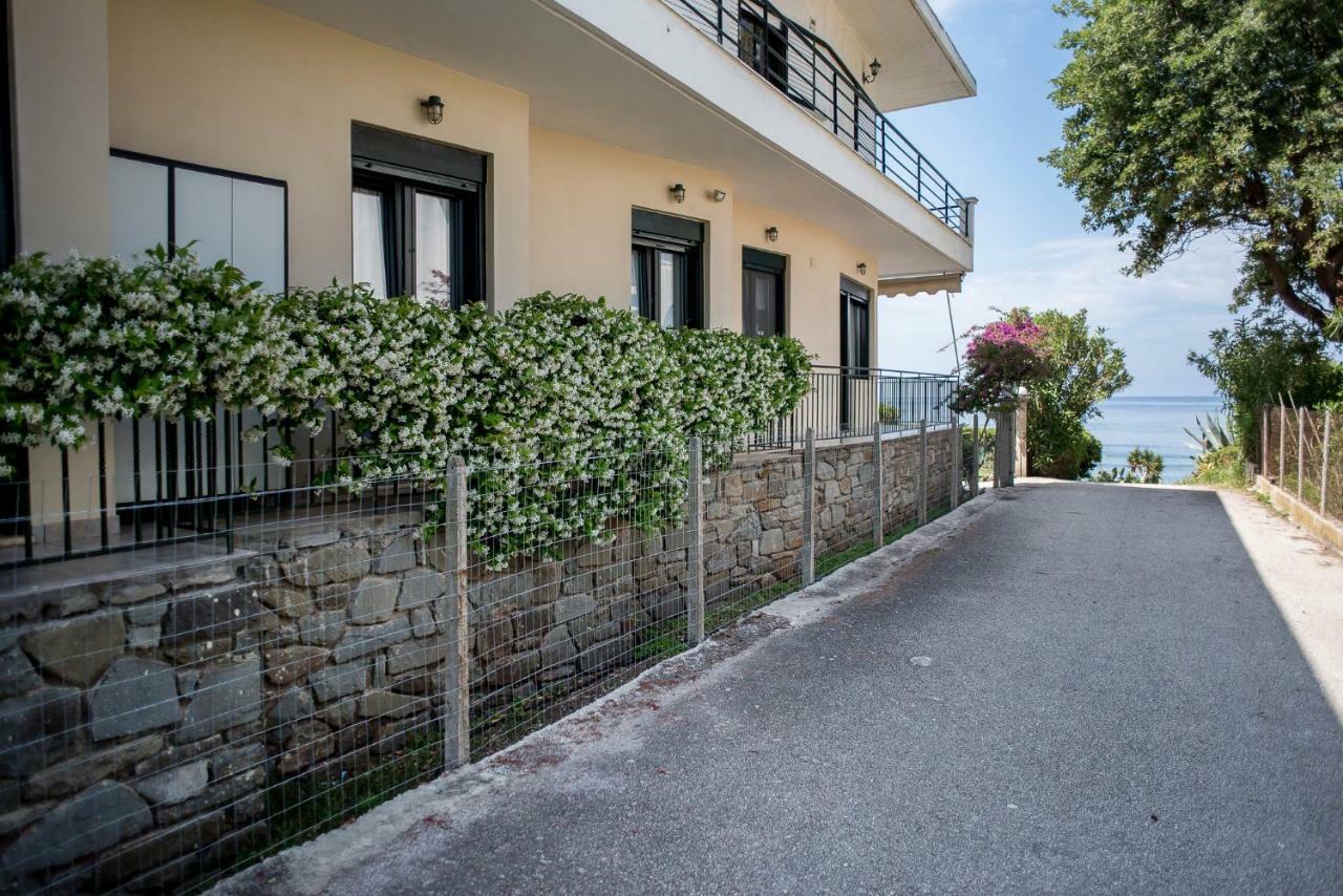 Oikia Eleanthi - Beachfront Garden Home! Мітікас Екстер'єр фото